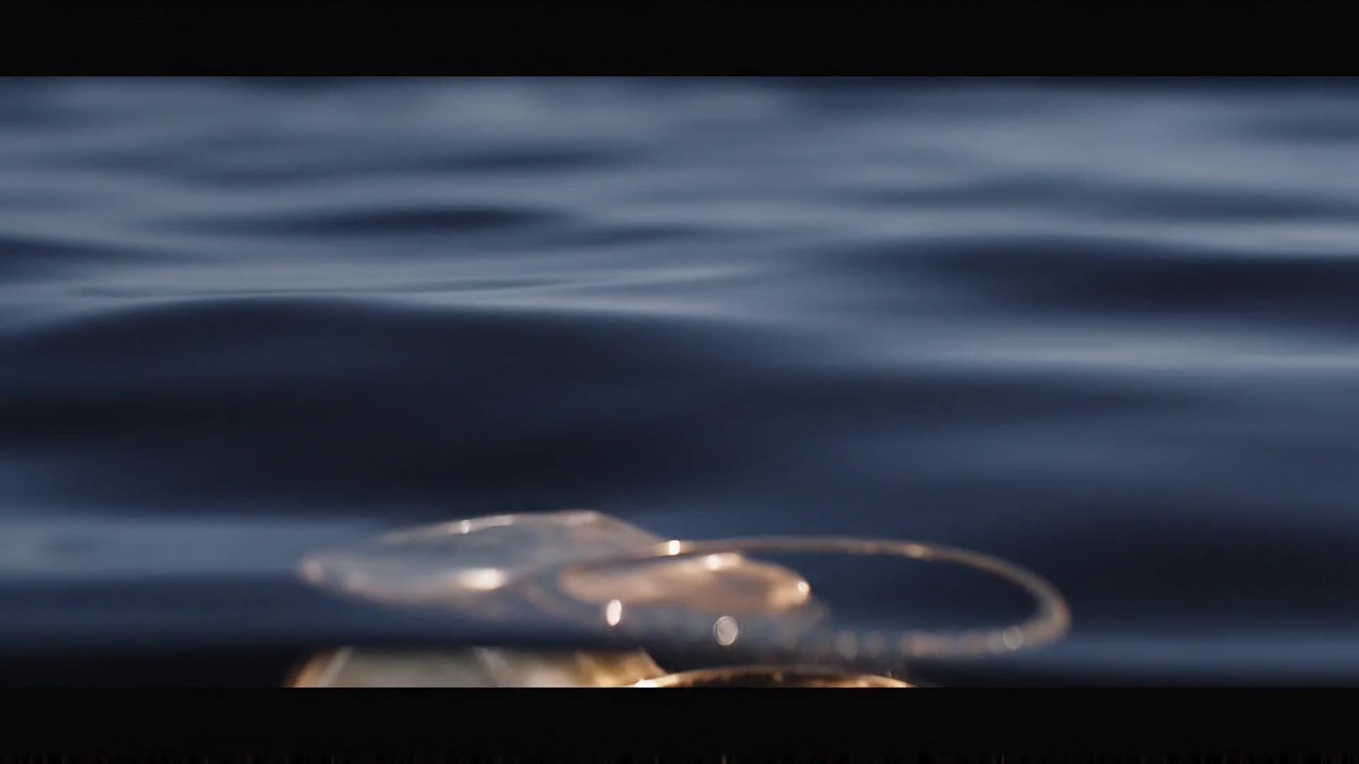 Dunkles Wasser, Perlmutt und ein Diamantring im Licht